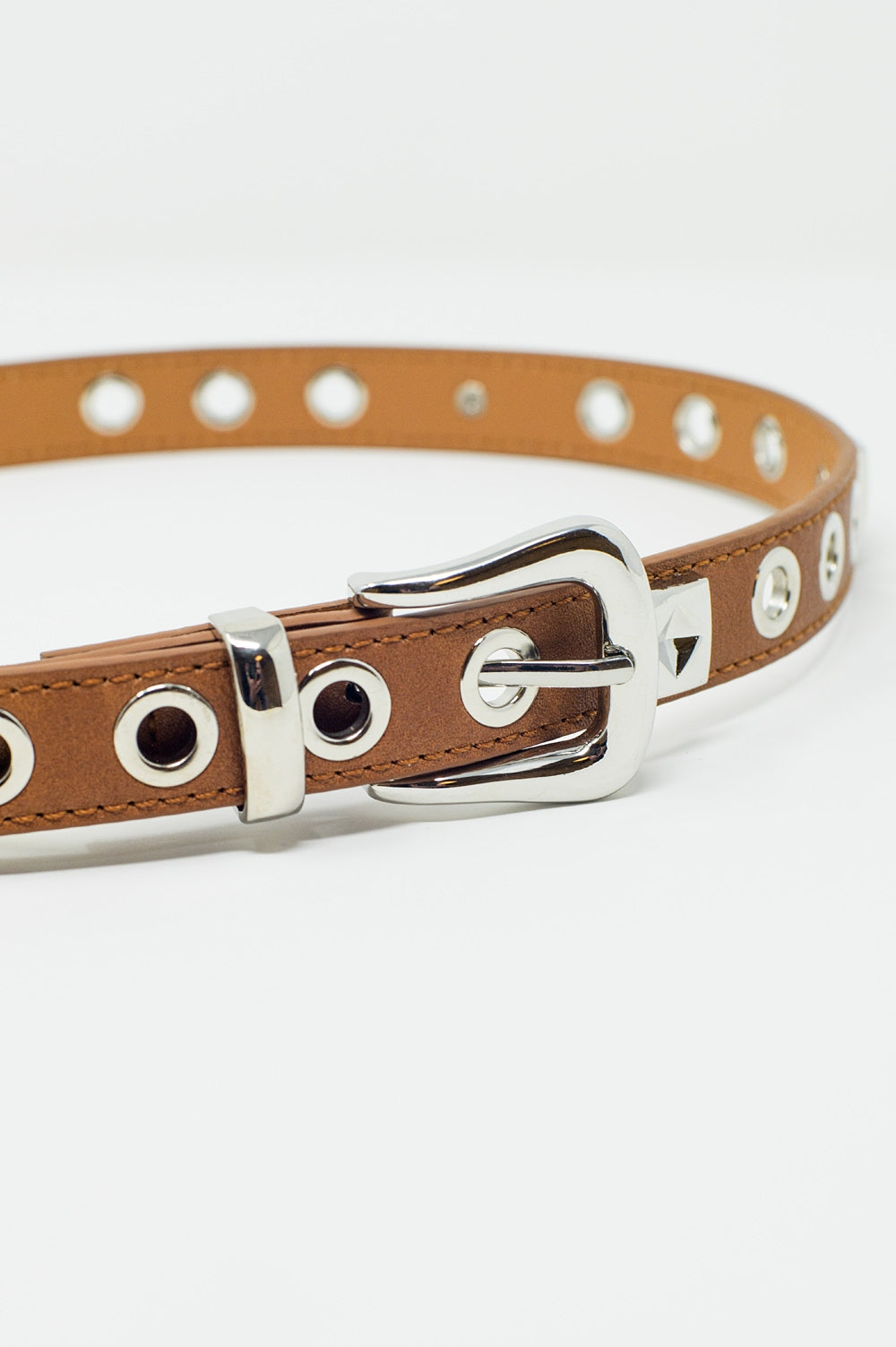 Cintura sottile in pelle marrone con dettagli in argento