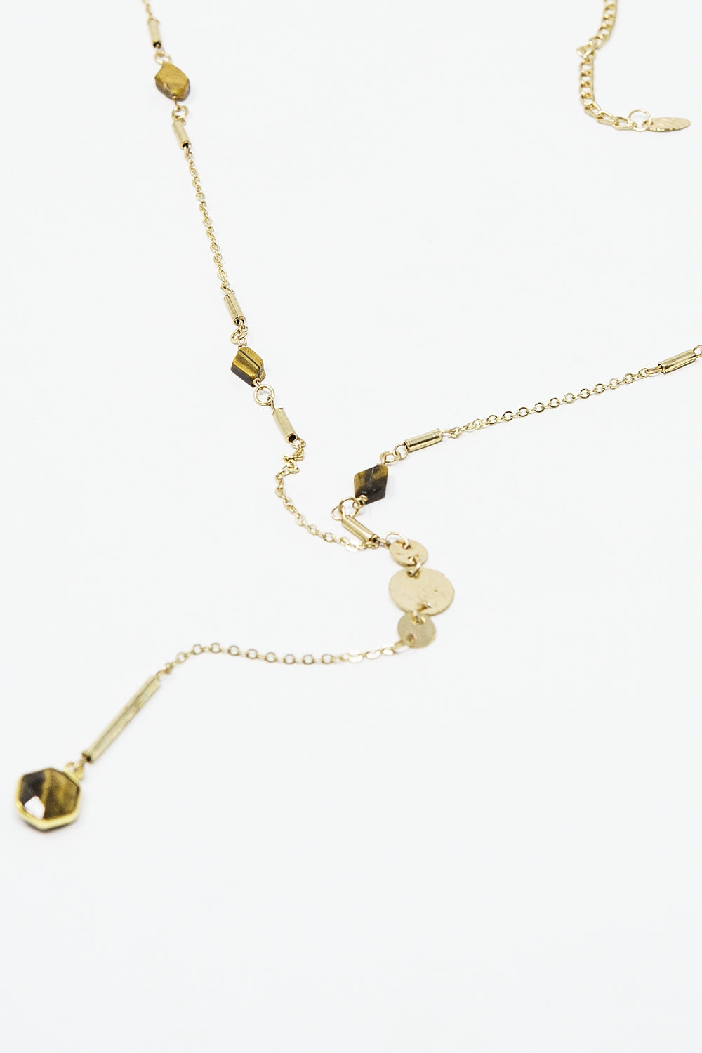 Collana dorata con dettaglio in pietra e ciondolo