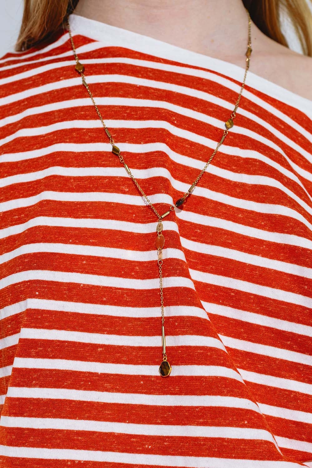 Collana dorata con dettaglio in pietra e ciondolo