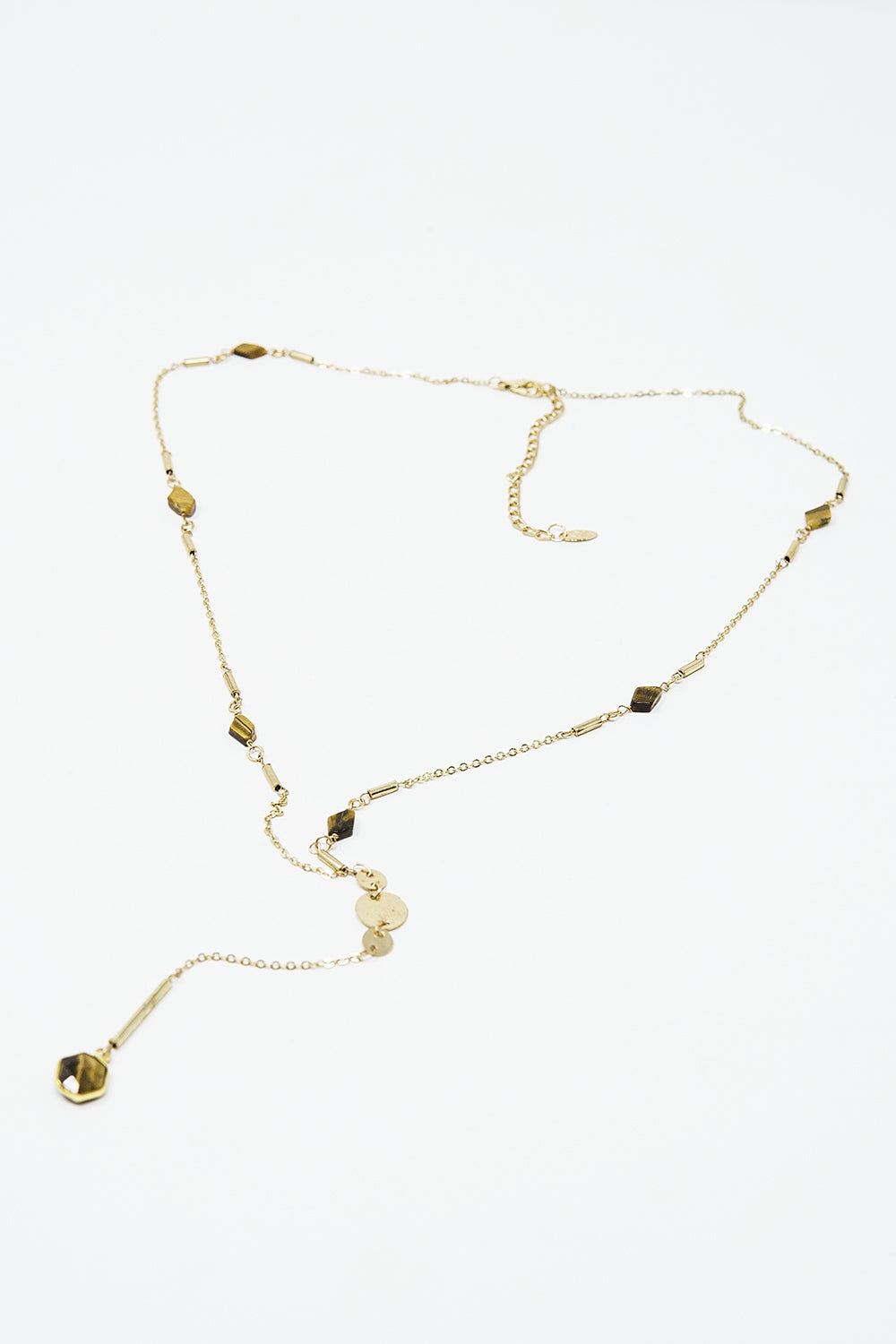 Collana dorata con dettaglio in pietra e ciondolo
