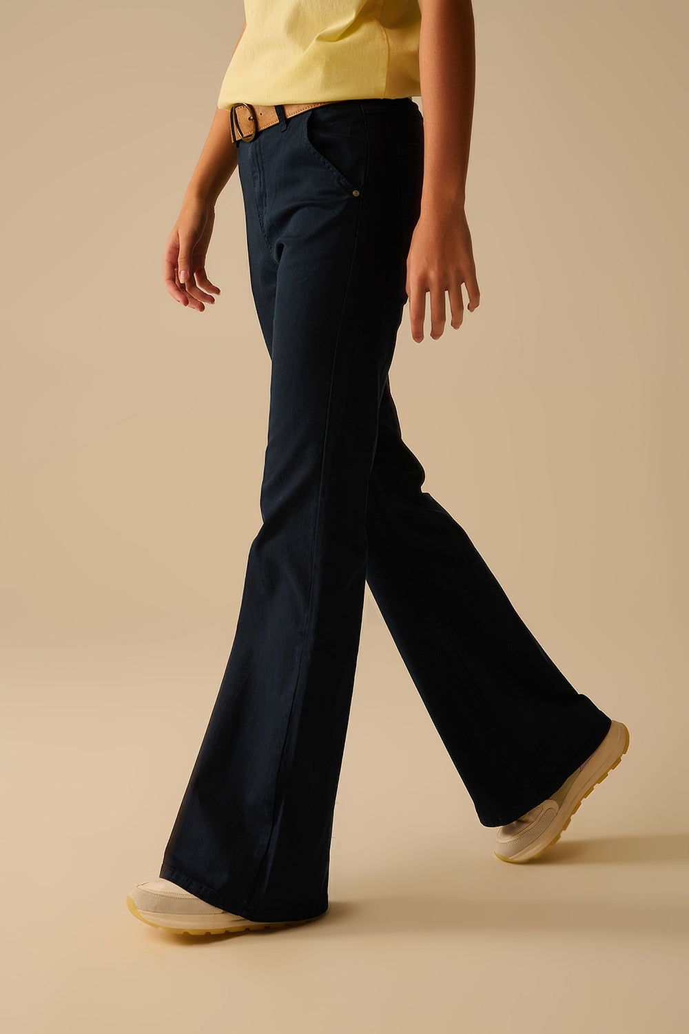 Comodi jeans a zampa in denim elasticizzato blu navy