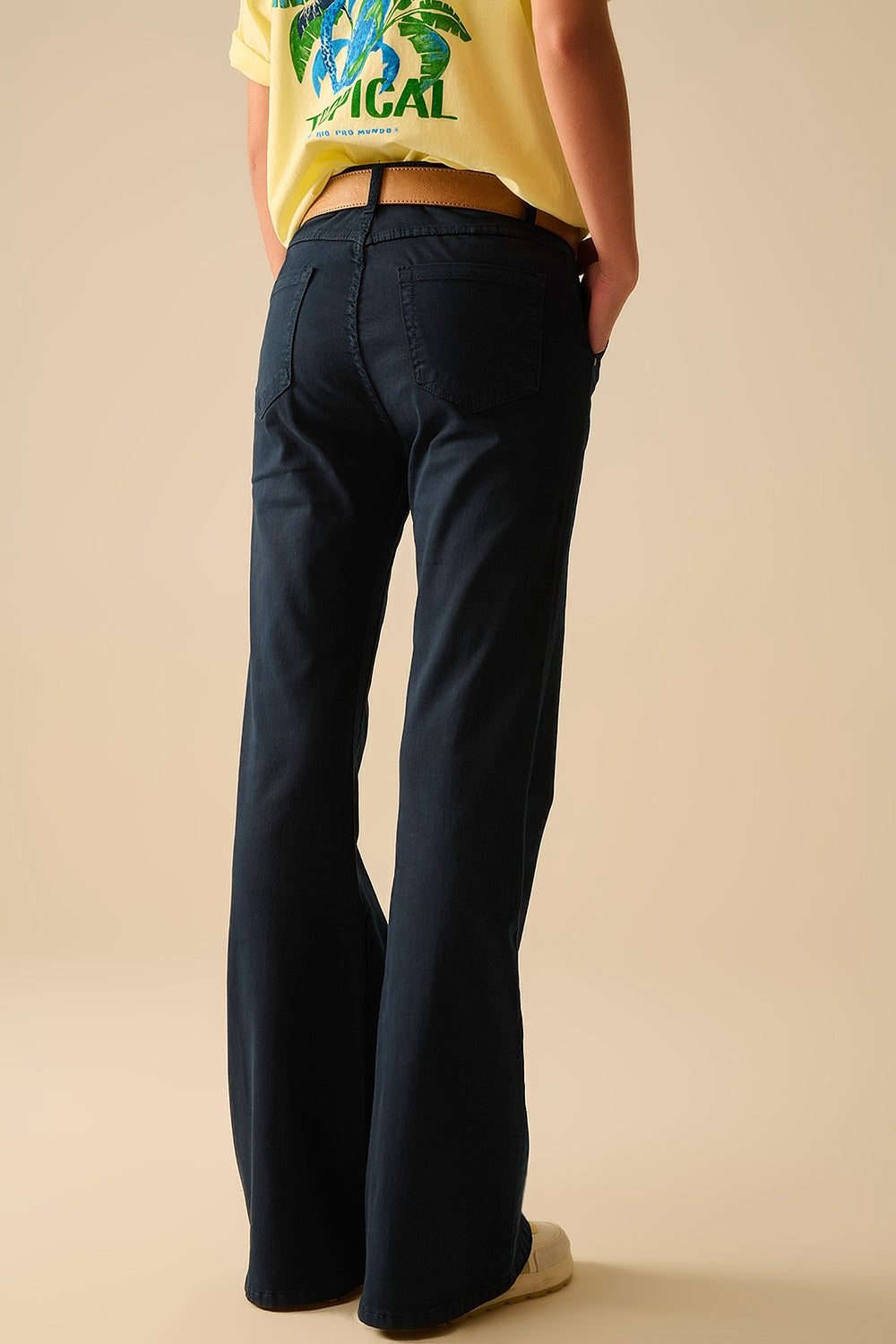 Comodi jeans a zampa in denim elasticizzato blu navy