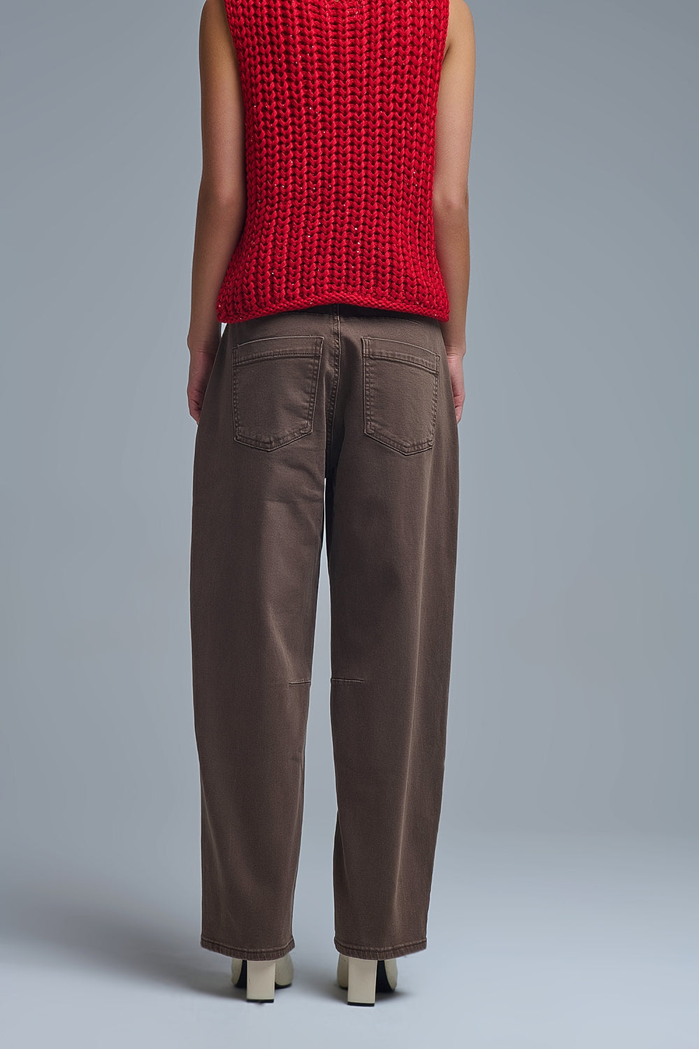 Comodi jeans elasticizzati con gamba a botte in marrone