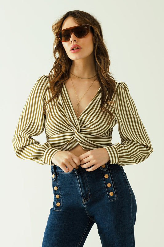 Q2 Crop top bianco a maniche lunghe con righe marroni e scollo a V