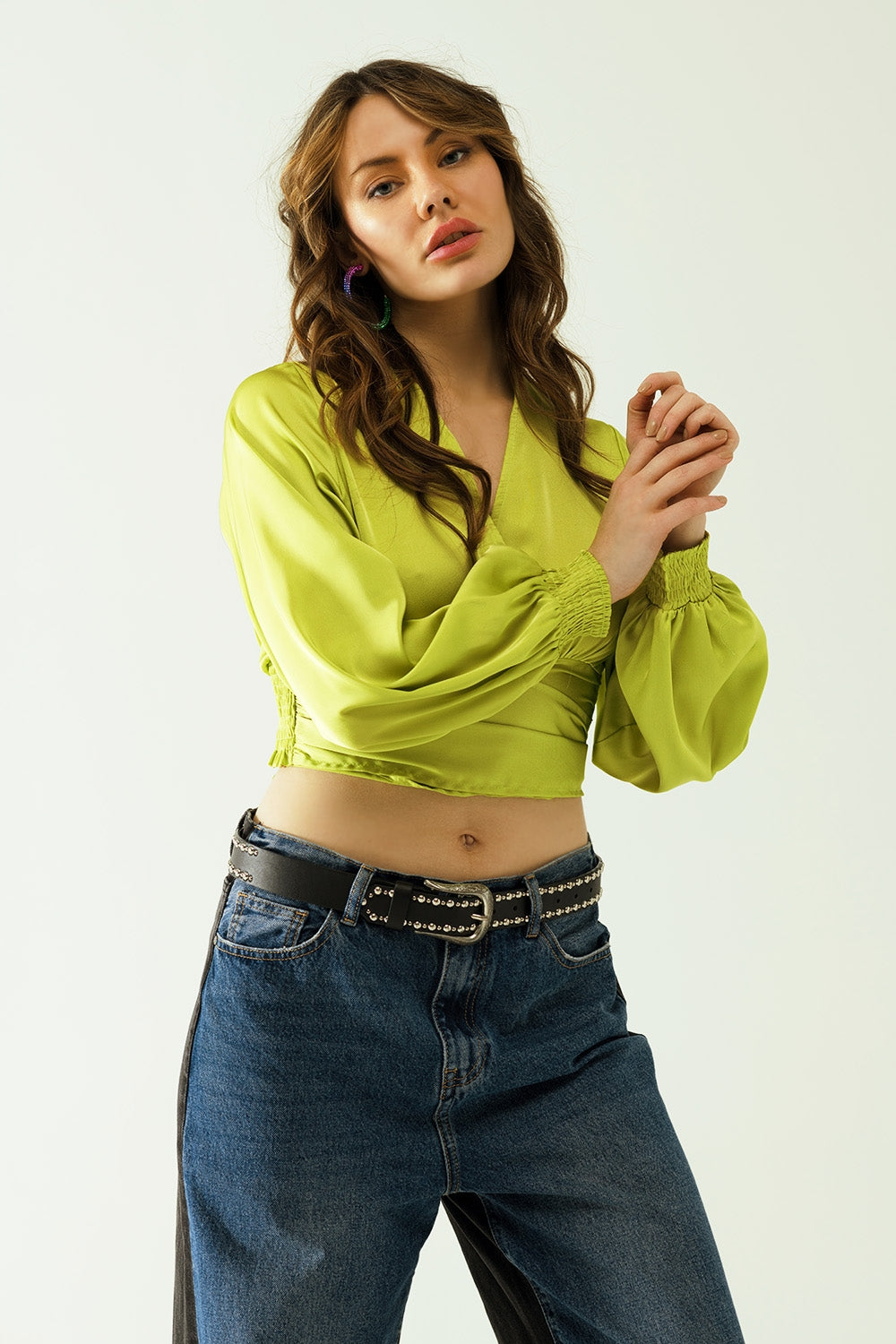 Crop top corto verde con maniche lunghe e ampie