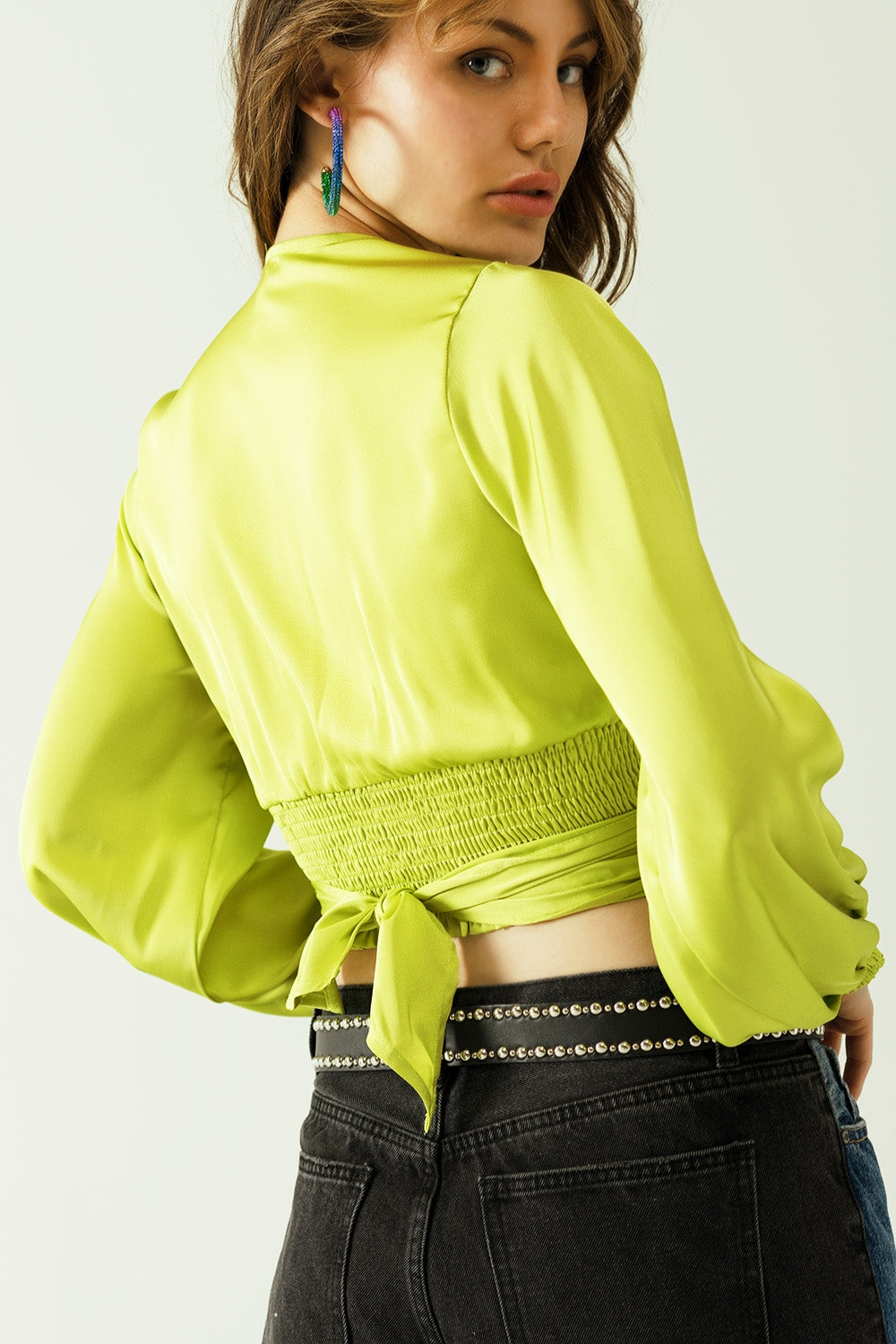 Crop top corto verde con maniche lunghe e ampie