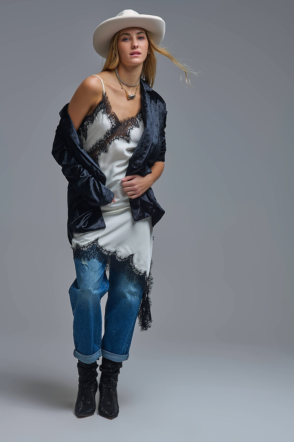 Elegante abito asimmetrico in pizzo di raso bianco