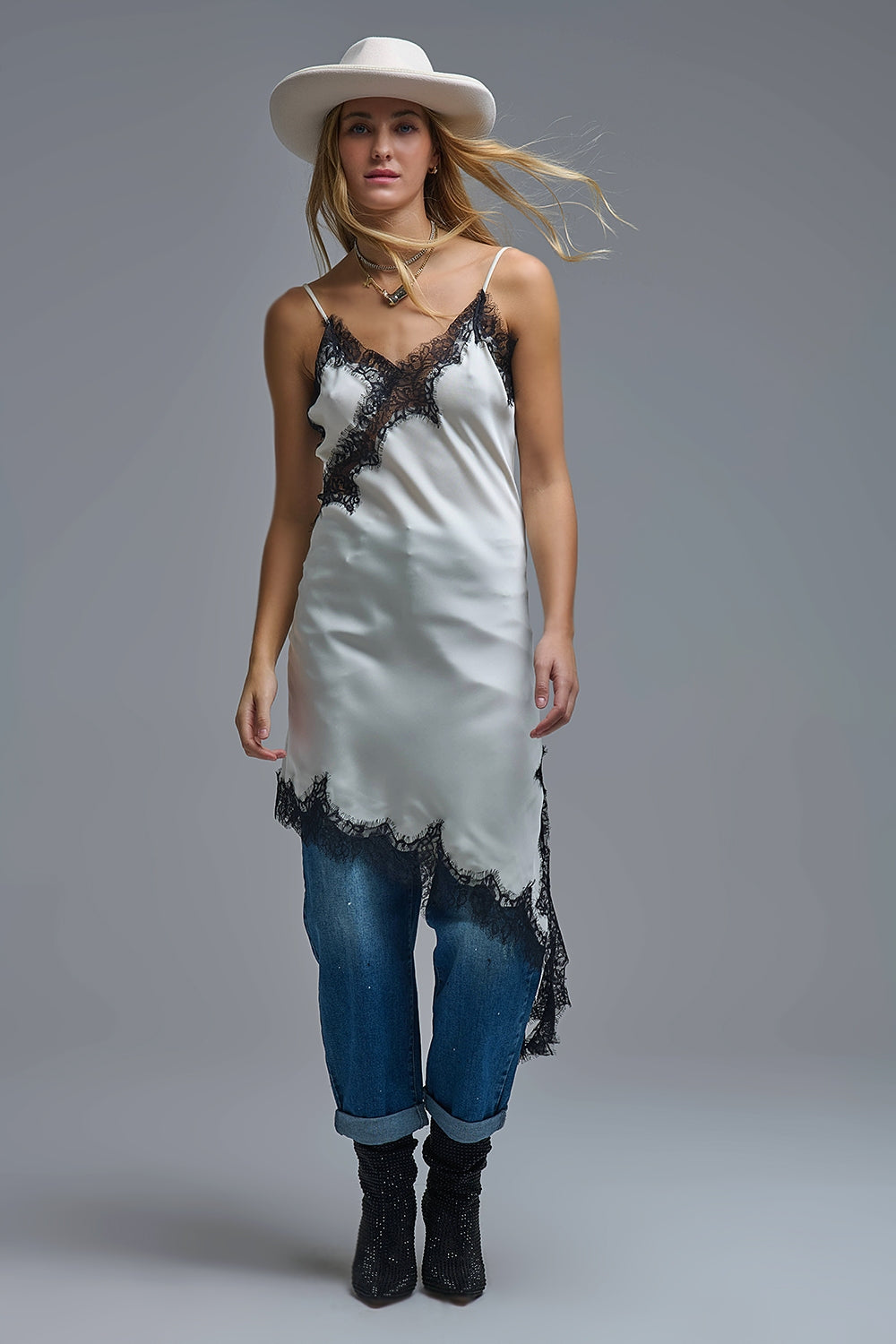 Elegante abito asimmetrico in pizzo di raso bianco