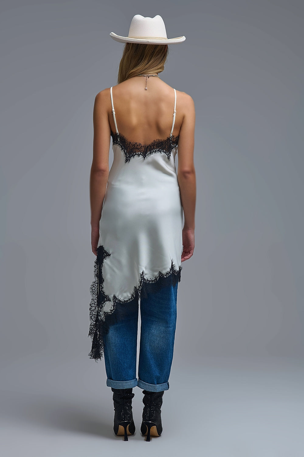 Elegante abito asimmetrico in pizzo di raso bianco