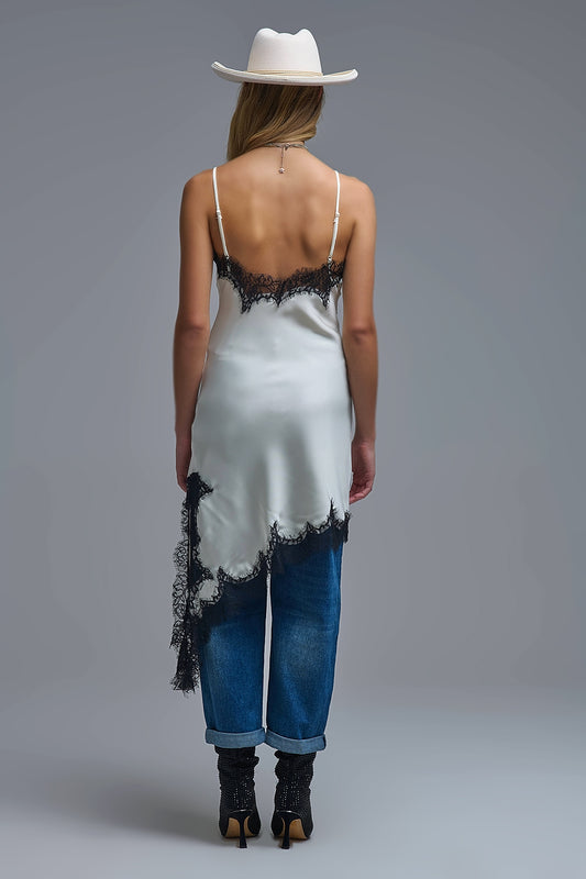 Elegante abito asimmetrico in pizzo di raso bianco