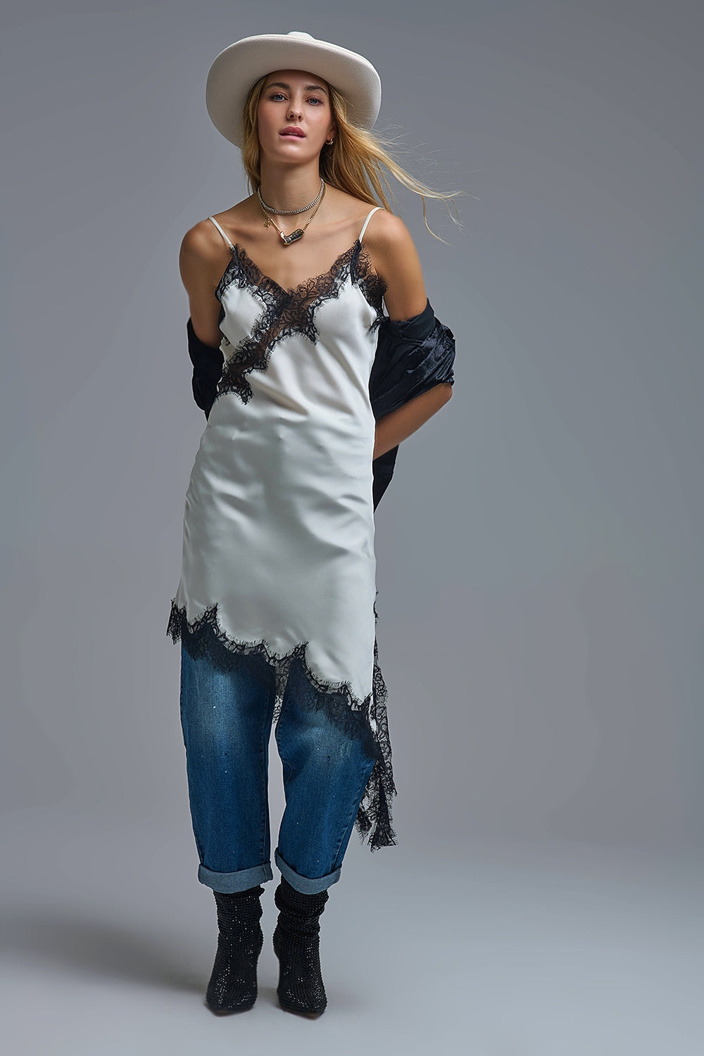 Q2 Elegante abito asimmetrico in pizzo di raso bianco