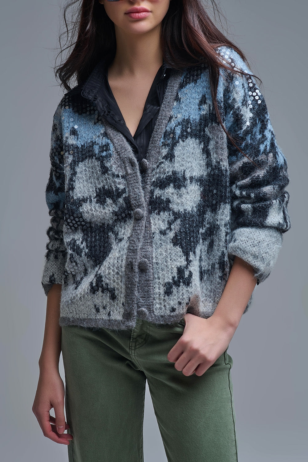 Elegante cardigan grigio in maglia con stampa astratta di paillettes