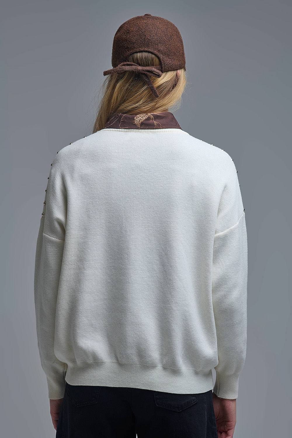 Elegante maglione bianco lavorato a maglia con frange