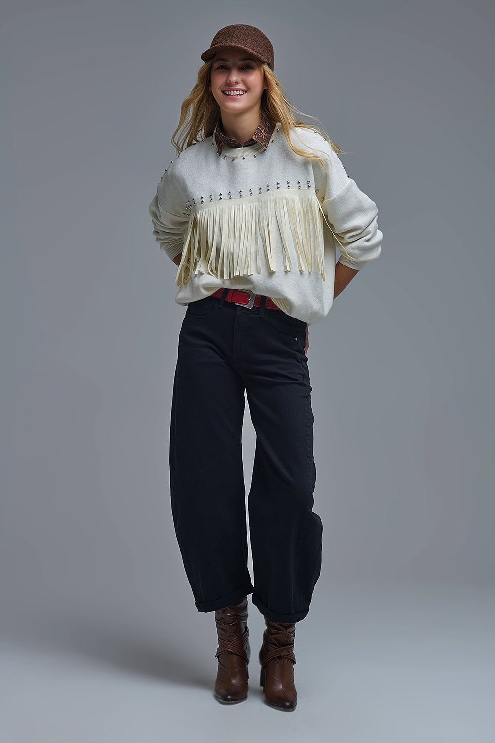 Elegante maglione bianco lavorato a maglia con frange