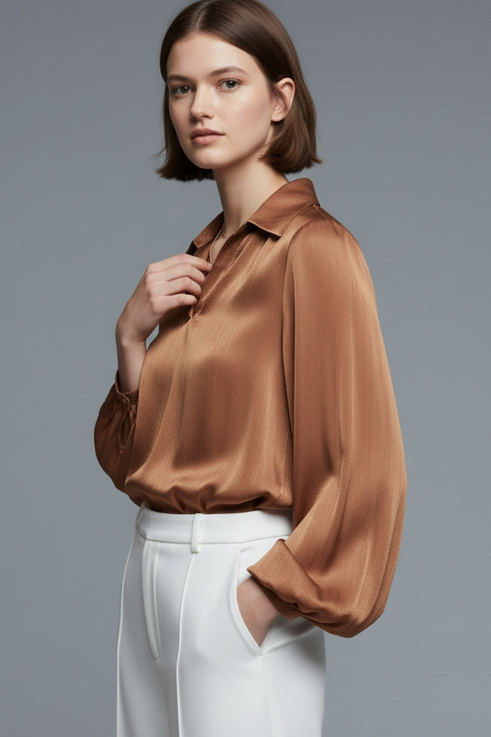 Elegante top cropped in raso lucido color cammello