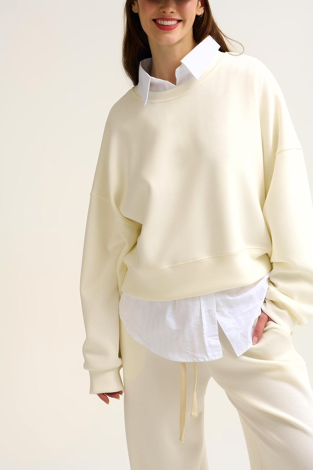 Q2 Felpa basic girocollo con spalle scese in crema