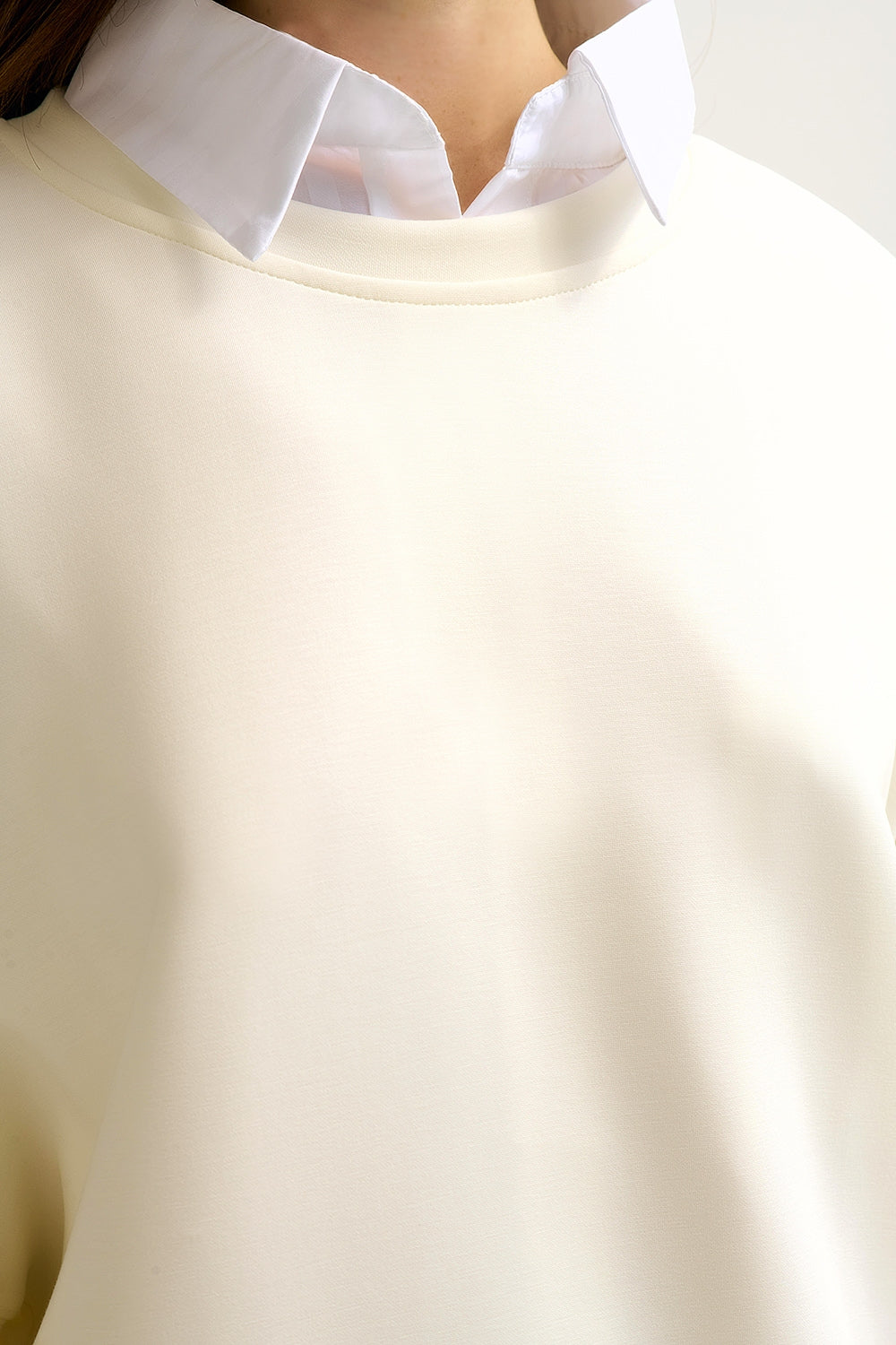 Felpa basic girocollo con spalle scese in crema