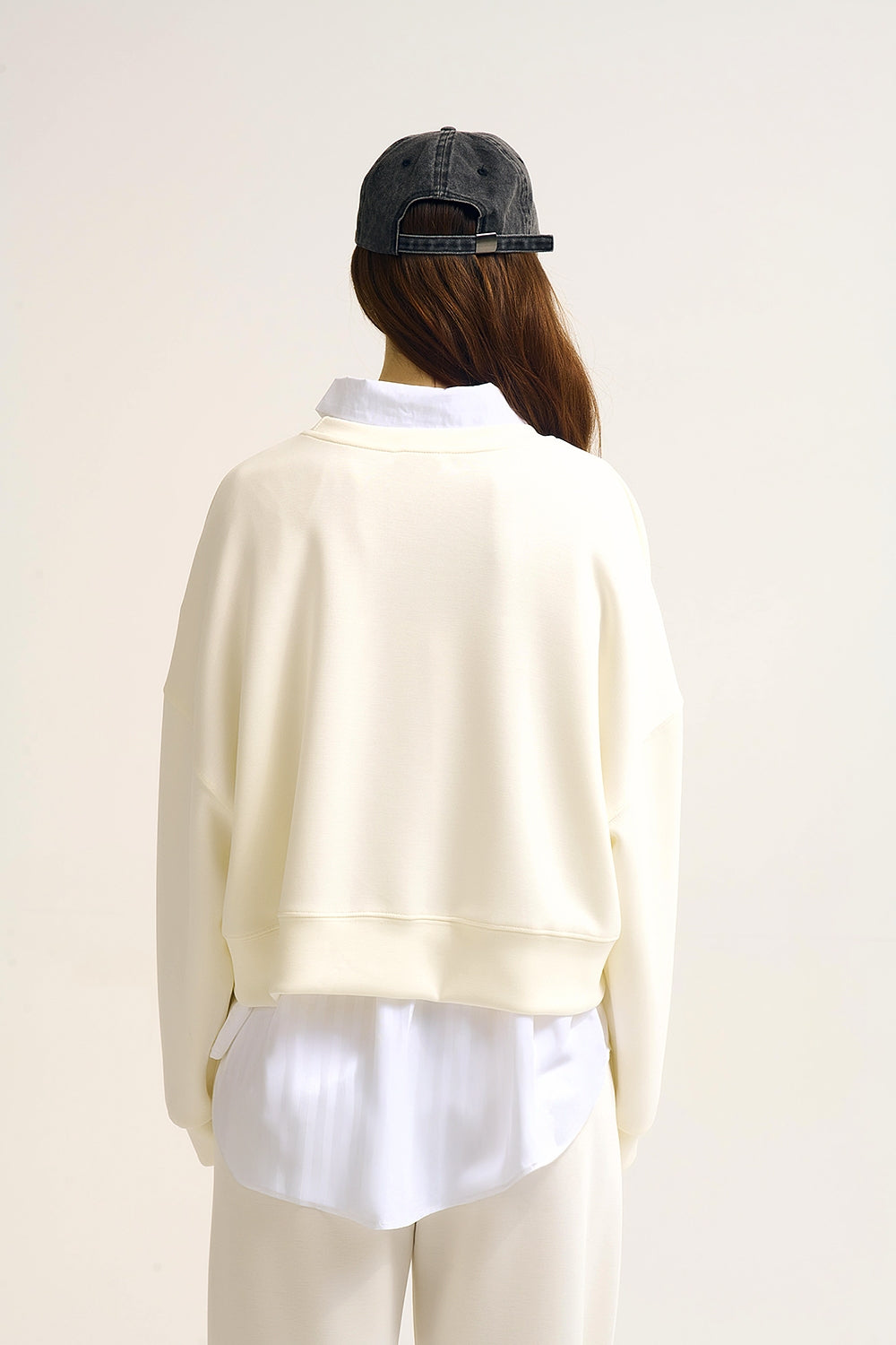 Felpa basic girocollo con spalle scese in crema