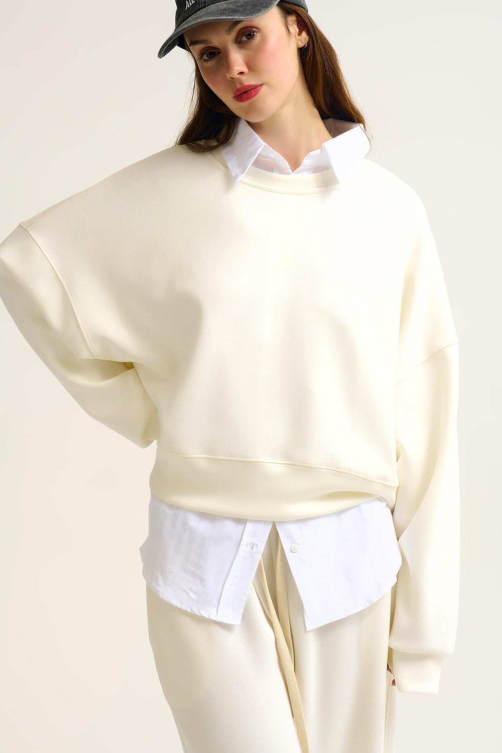 Felpa basic girocollo con spalle scese in crema