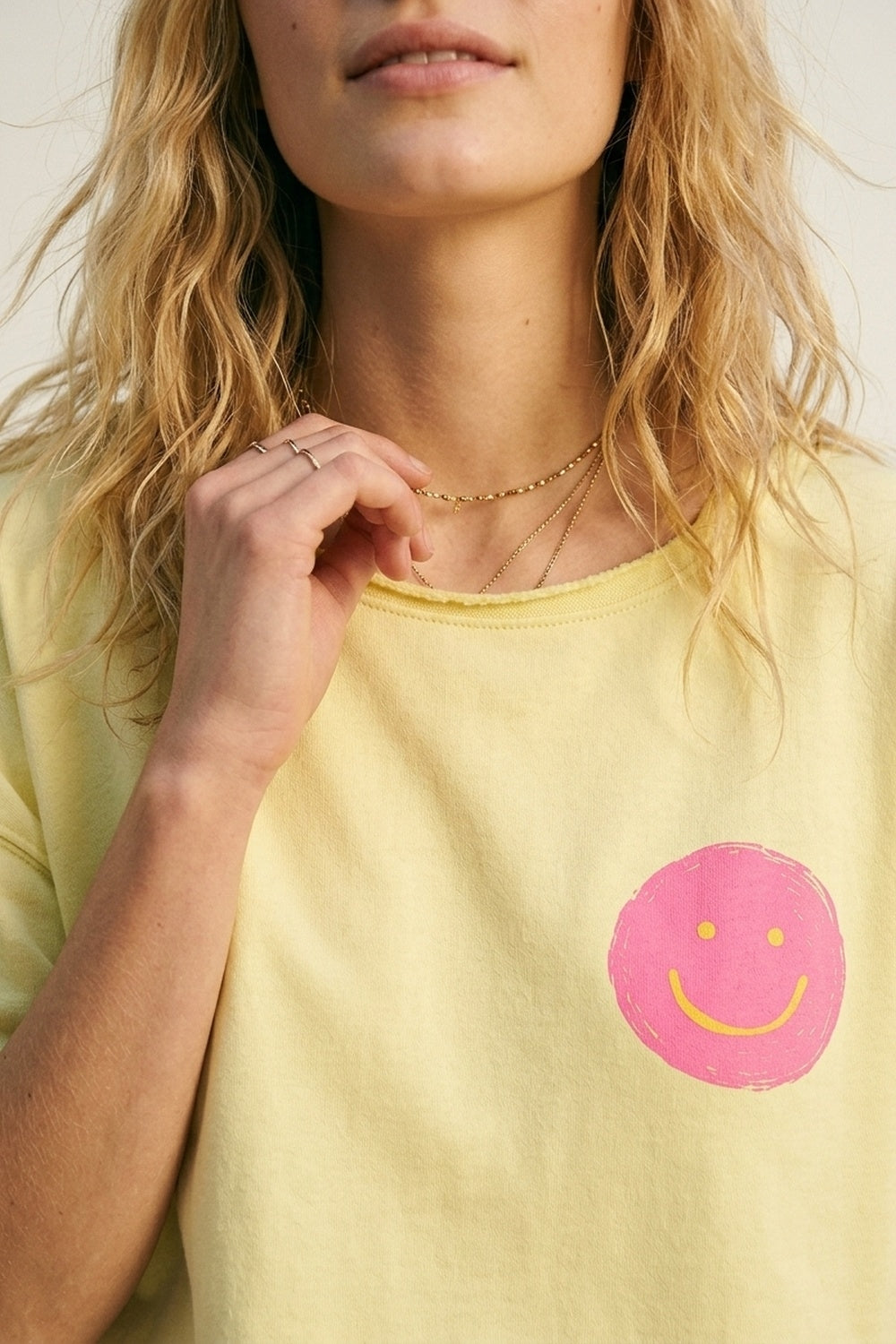 Felpa gialla in cotone taglio ampio con patch smile