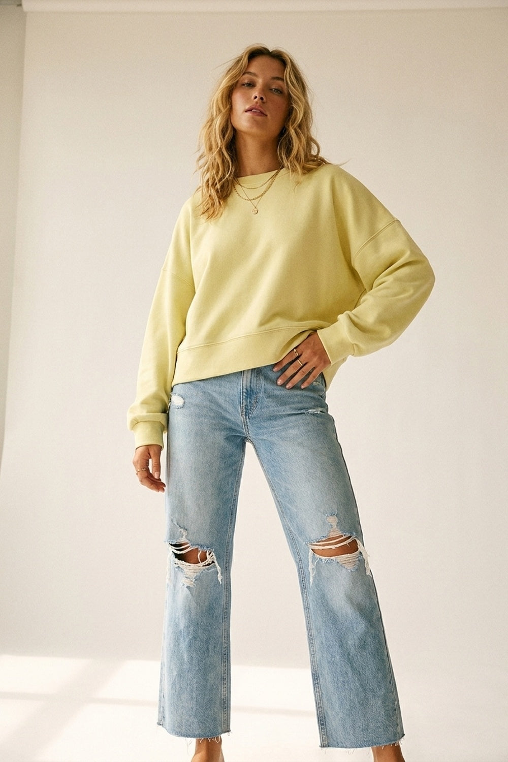 Felpa girocollo con spalle scese di colore giallo