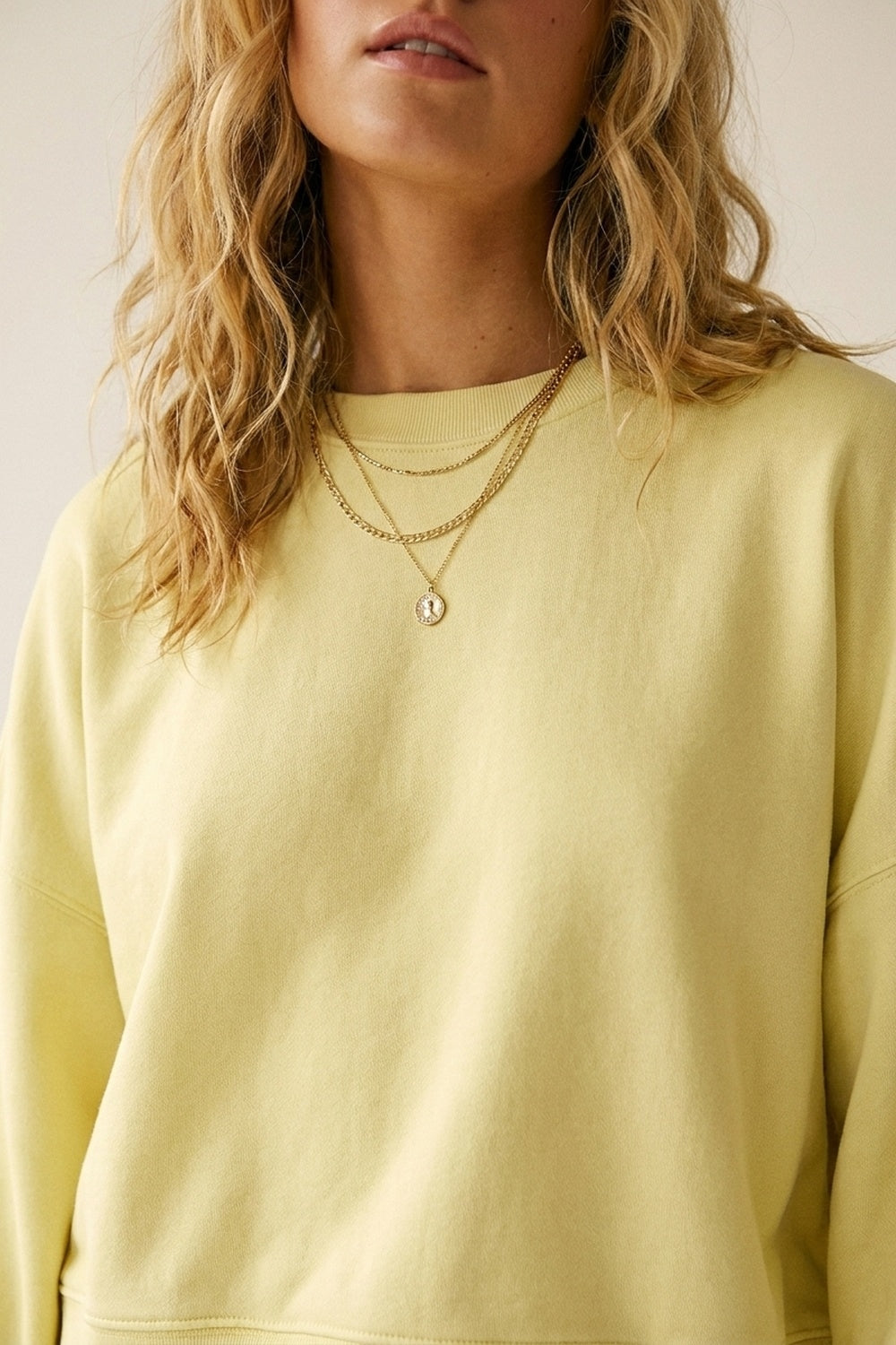 Felpa girocollo con spalle scese di colore giallo