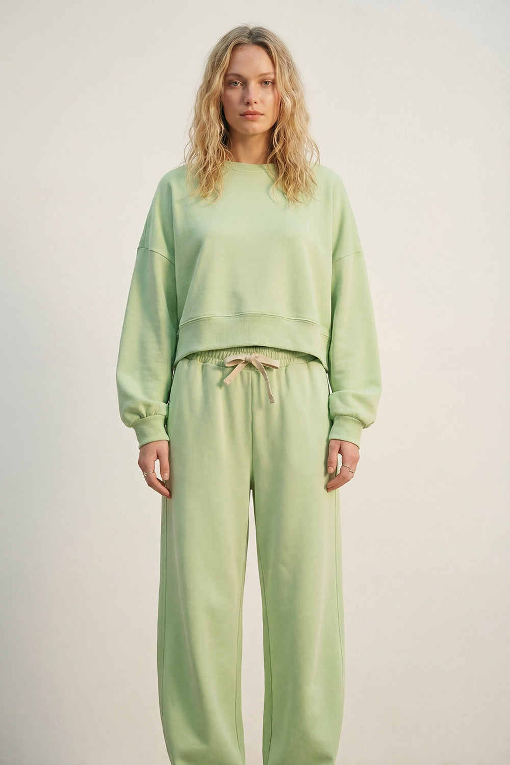 Felpa girocollo con spalle scese di colore verde