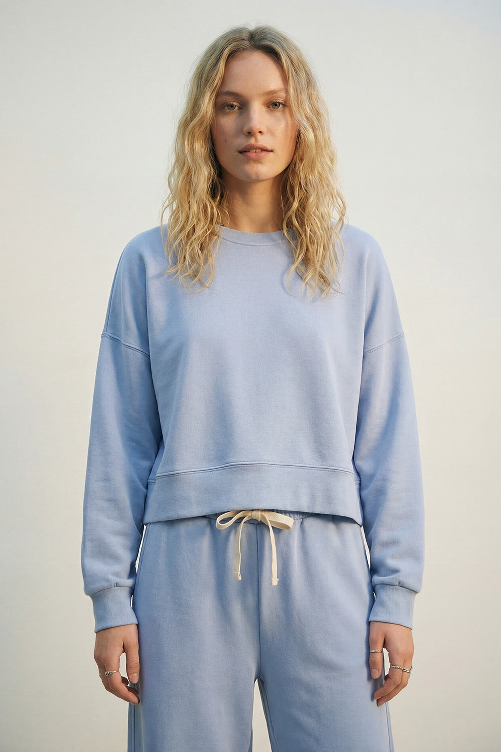 Q2 Felpa girocollo con spalle scese in blu