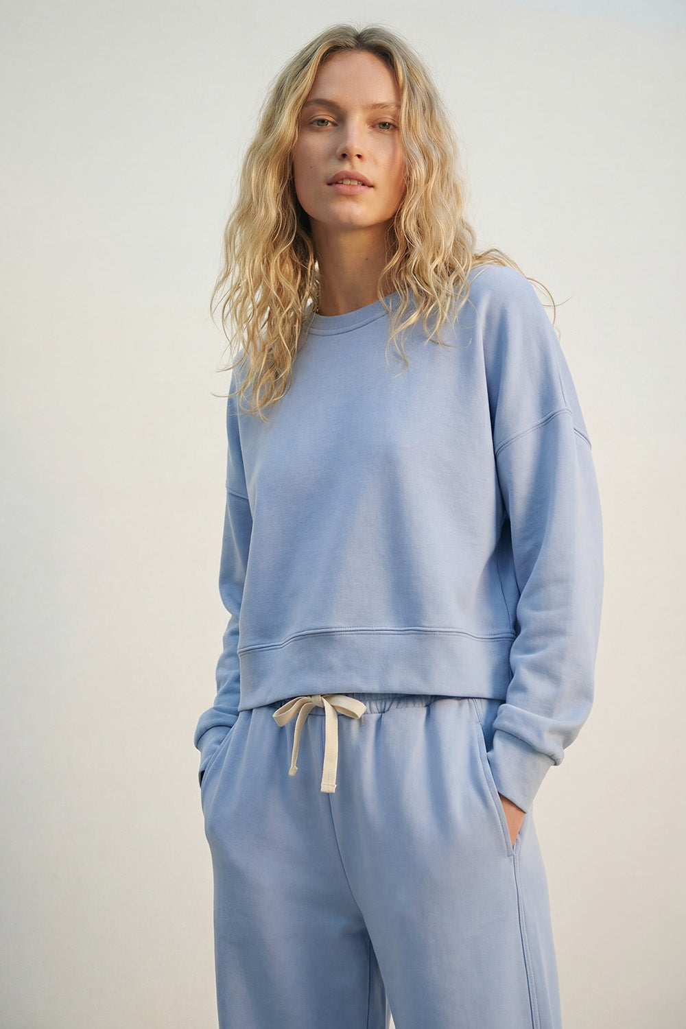 Felpa girocollo con spalle scese in blu