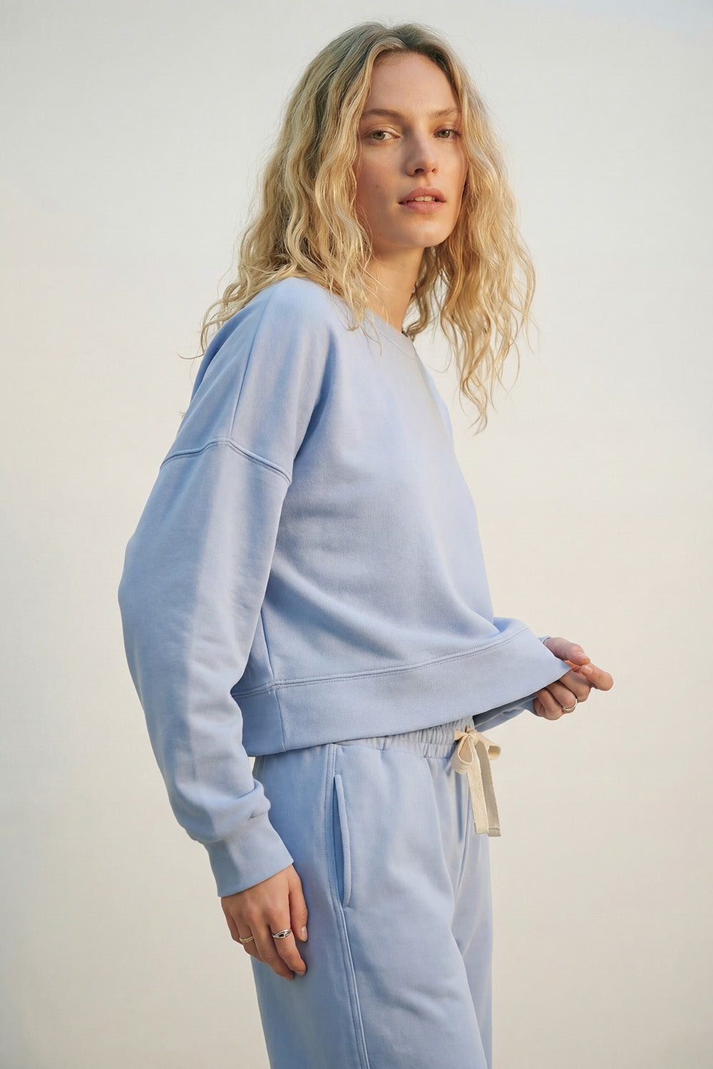 Felpa girocollo con spalle scese in blu