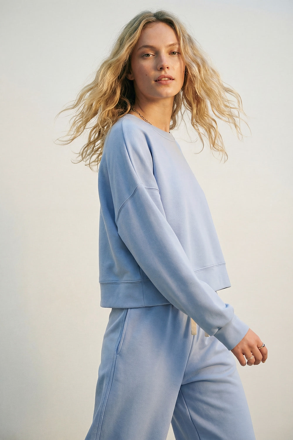 Felpa girocollo con spalle scese in blu