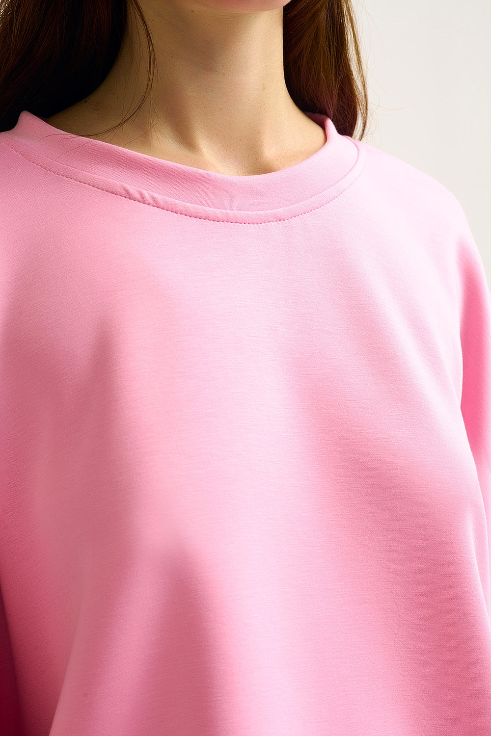 Felpa girocollo con spalle scese in rosa