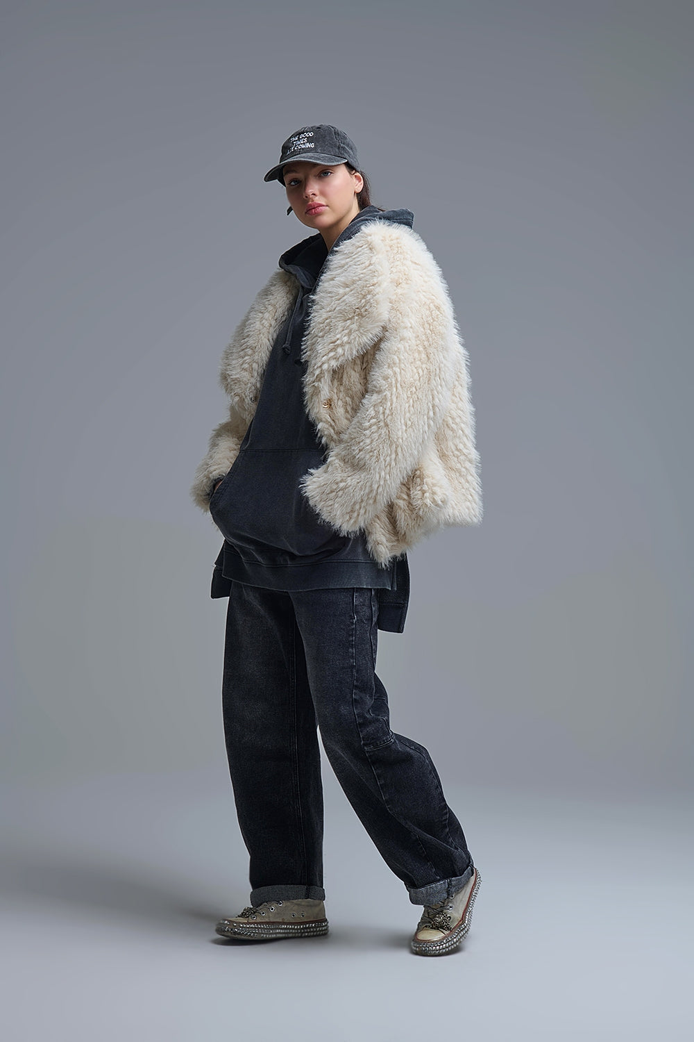 Giacca chic in pelliccia sintetica beige con collo ampio