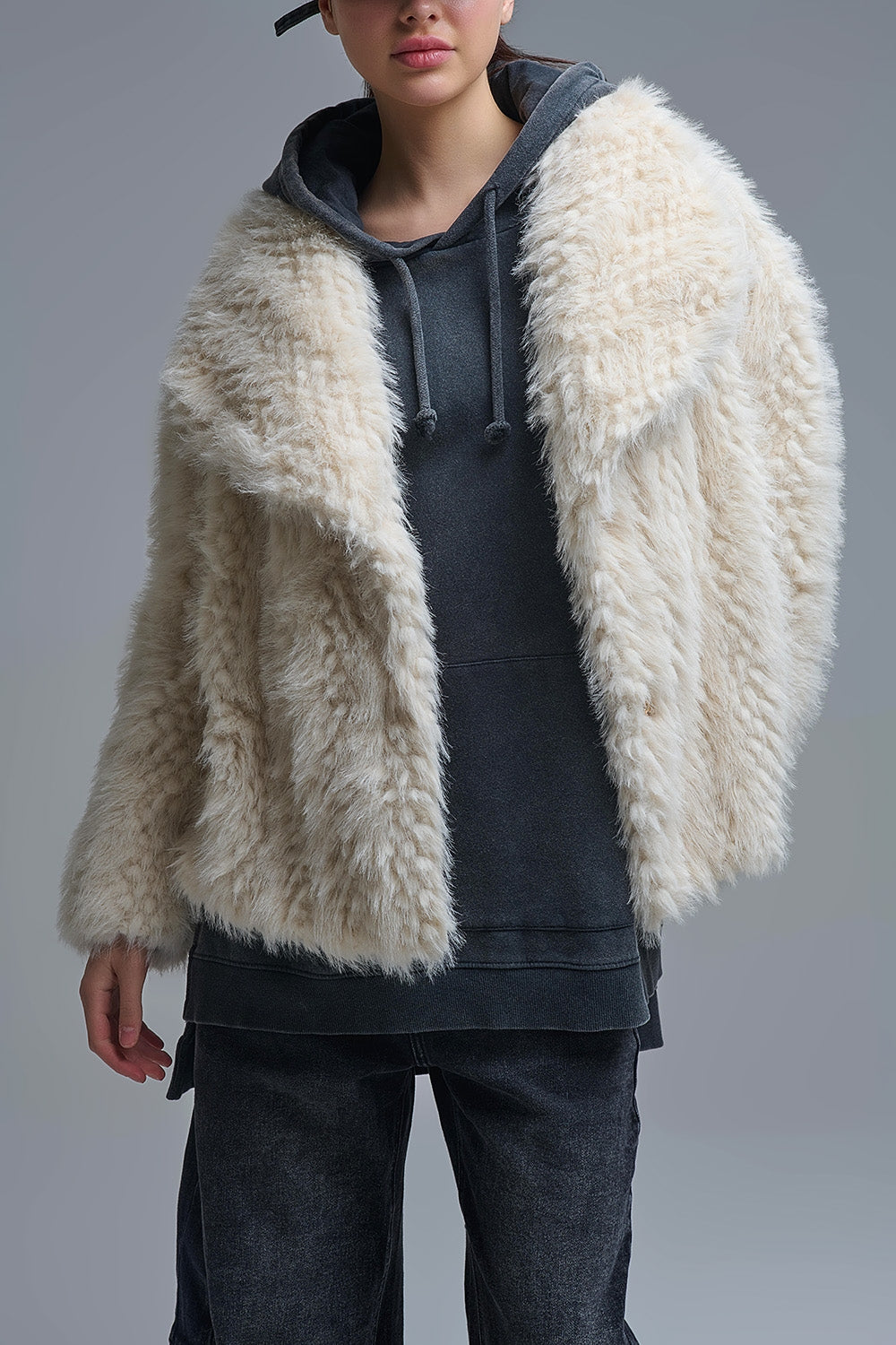 Q2 Giacca chic in pelliccia sintetica beige con collo ampio