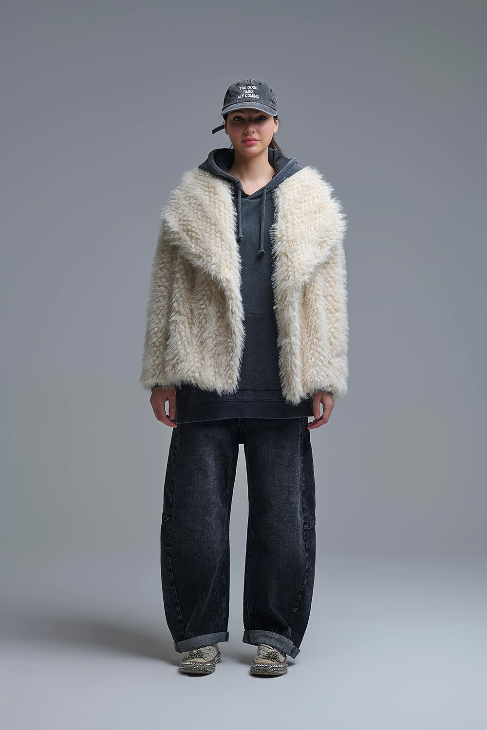 Giacca chic in pelliccia sintetica beige con collo ampio