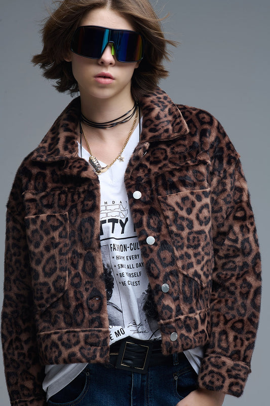 Q2 Giacca cropped button-up in finto peluche con una vivace stampa leopardata