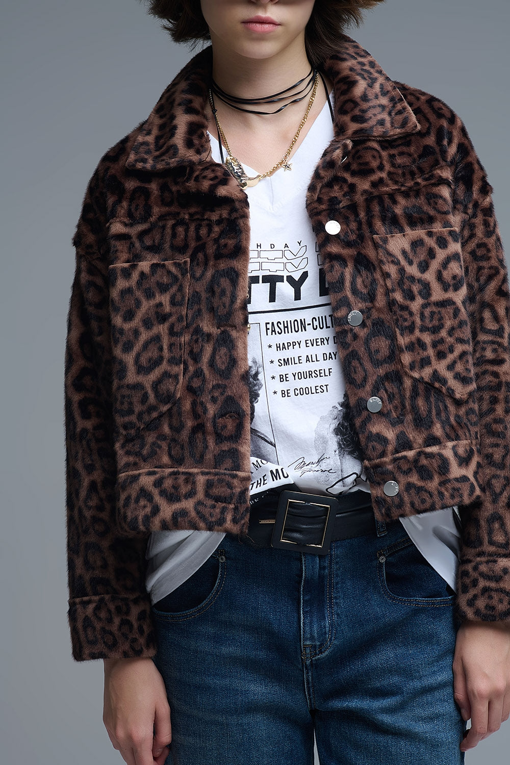Giacca cropped button-up in finto peluche con una vivace stampa leopardata