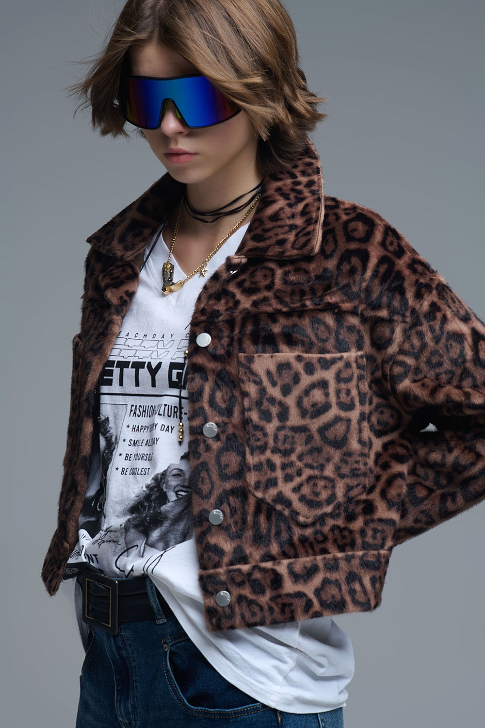 Giacca cropped button-up in finto peluche con una vivace stampa leopardata