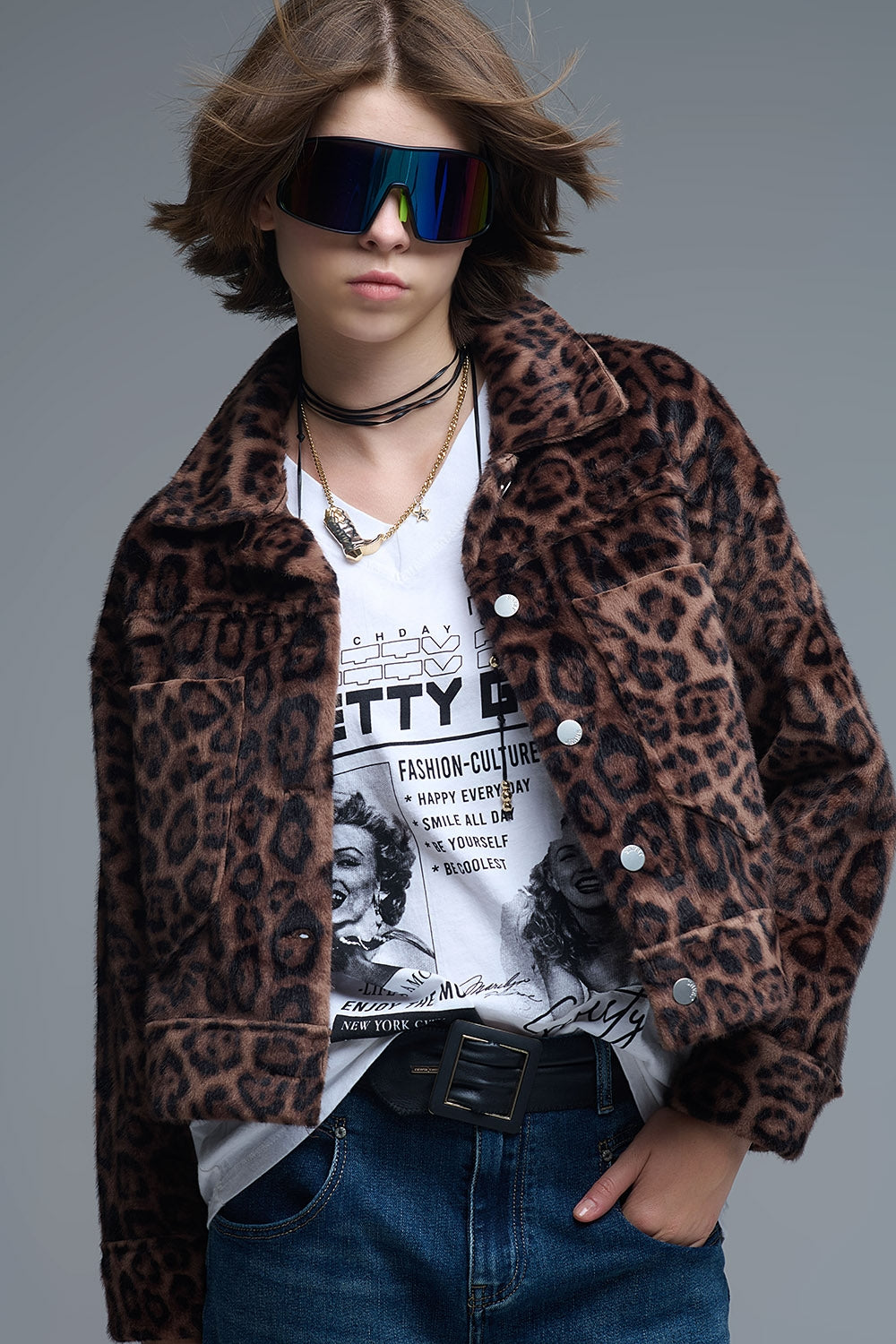 Giacca cropped button-up in finto peluche con una vivace stampa leopardata