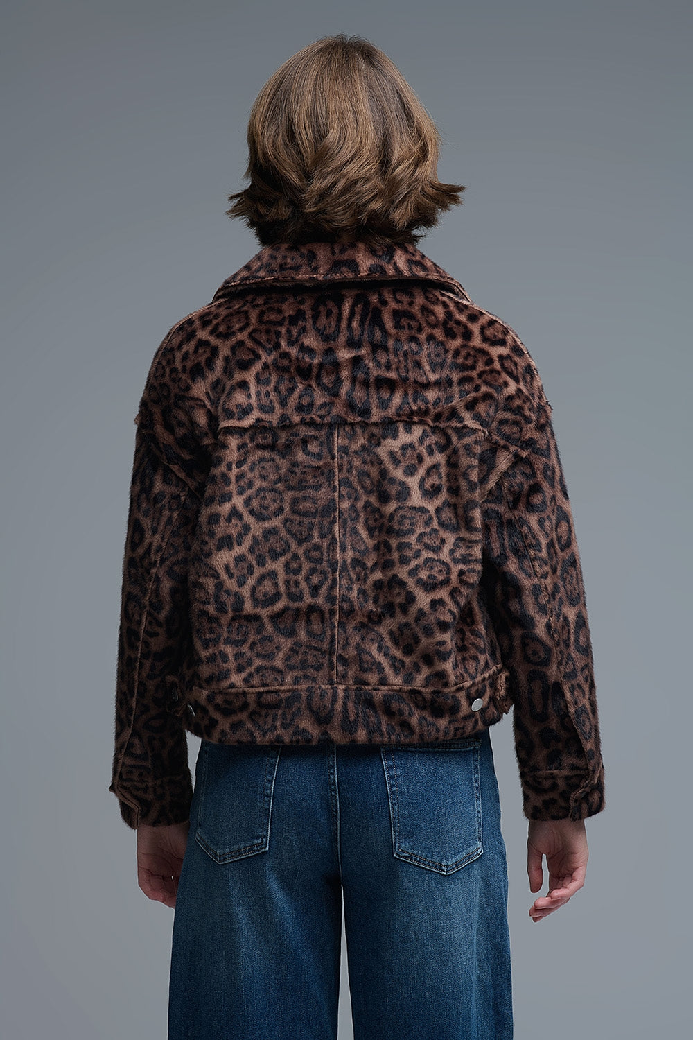 Giacca cropped button-up in finto peluche con una vivace stampa leopardata
