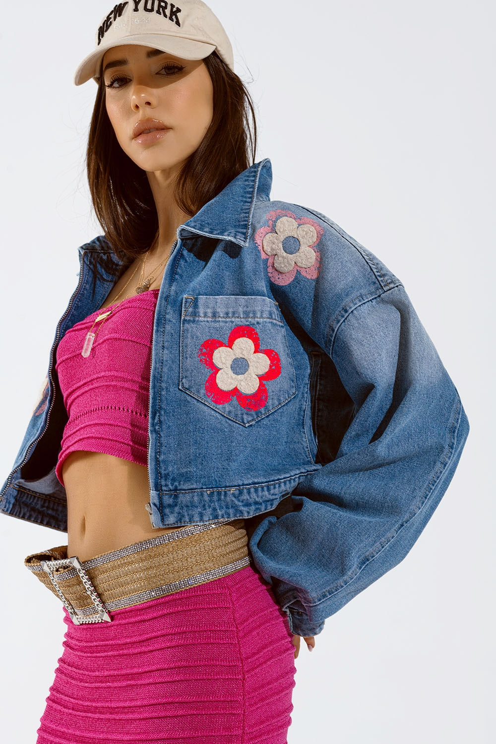 Giacca cropped in denim con dettagli floreali