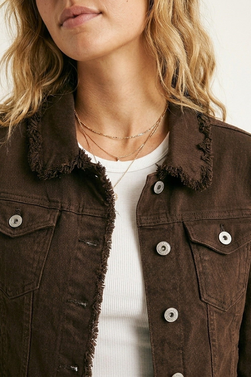 Giacca di jeans con bordo grezzo color cioccolato