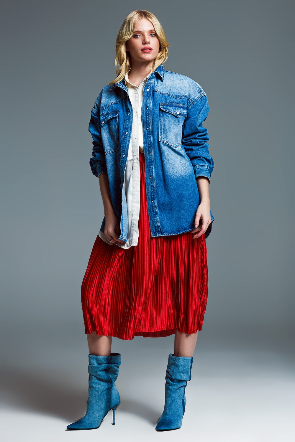 Giacca di jeans oversize in stile cargo con lavaggio medio.