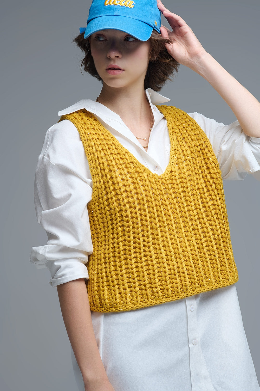 Gilet all'uncinetto in giallo con filo di paillettes