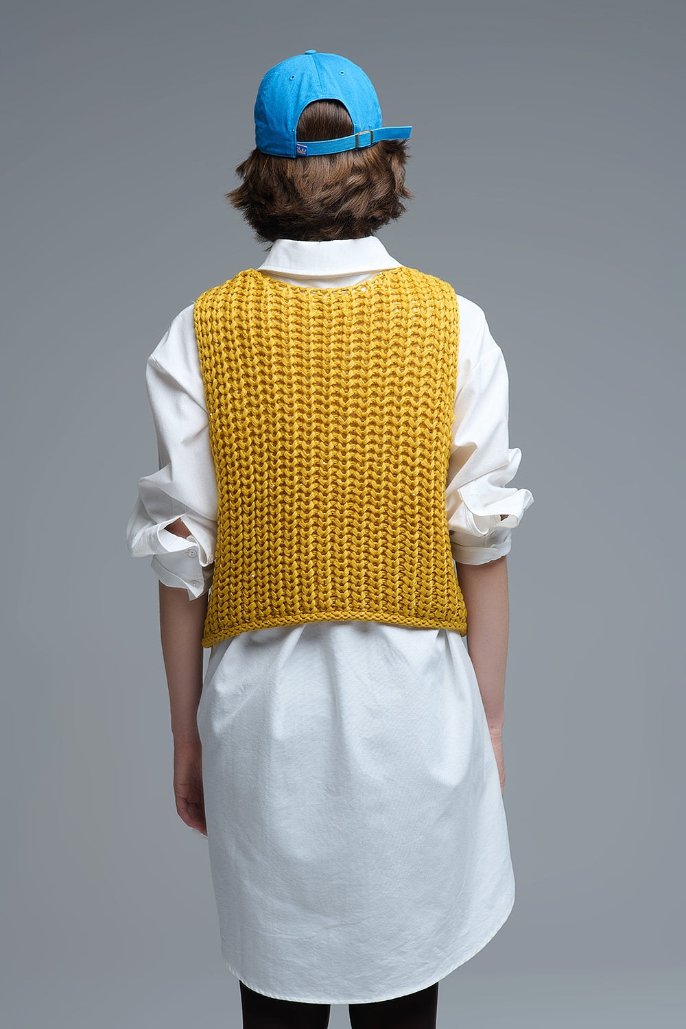 Gilet all'uncinetto in giallo con filo di paillettes