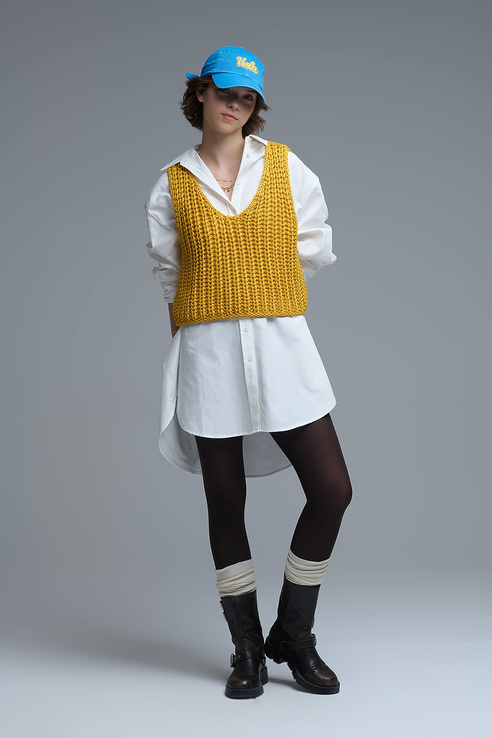 Gilet all'uncinetto in giallo con filo di paillettes