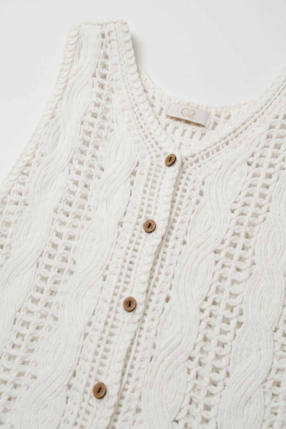 Gilet bianco all'uncinetto in maglia a cavi con bottoni sul davanti