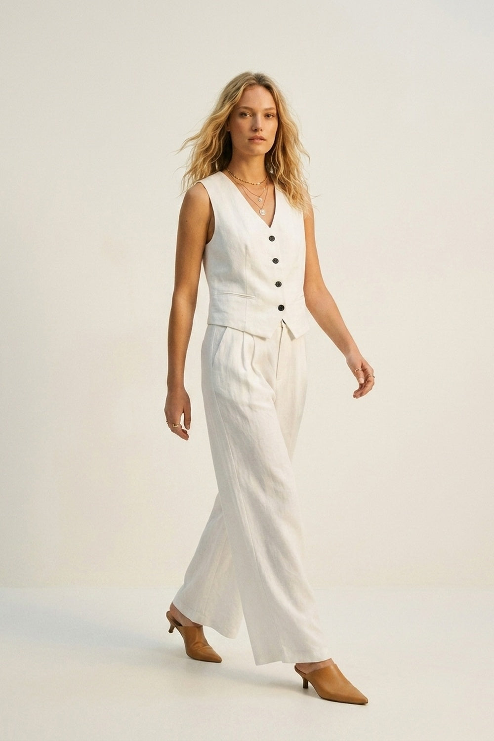 Gilet Bianco Testurizzato con Chiusura a Bottoni Neri