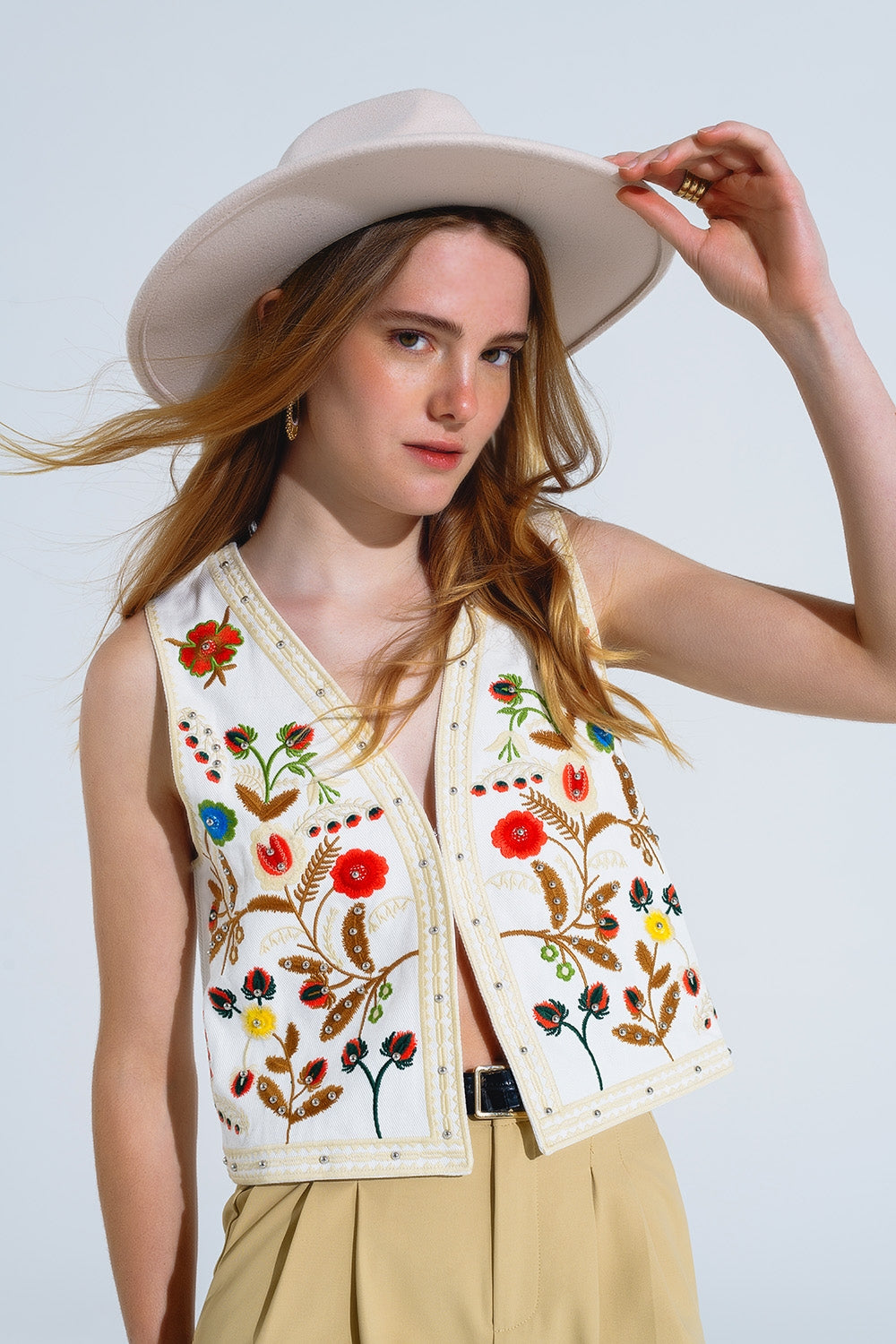 Gilet cropped con ricamo a forma di natura in bianco