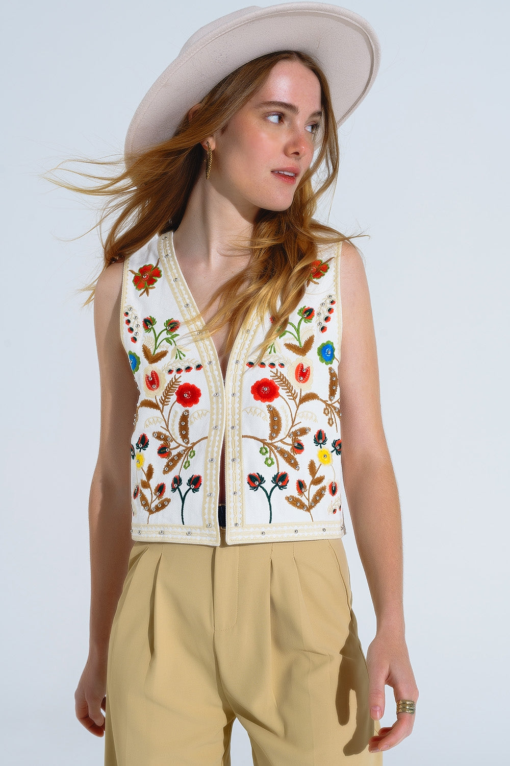 Gilet cropped con ricamo a forma di natura in bianco